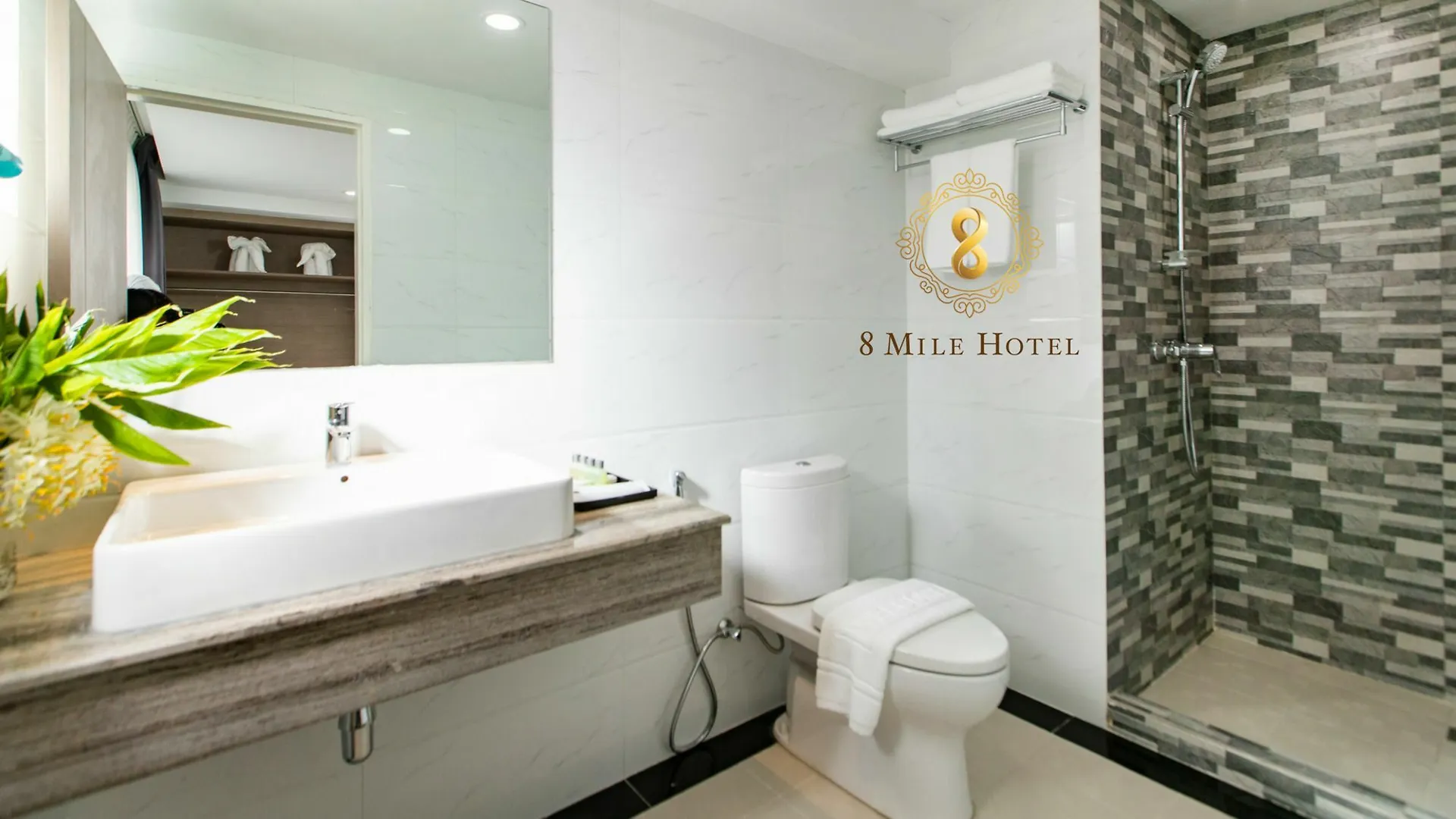 8 Mile Hotel Rangun